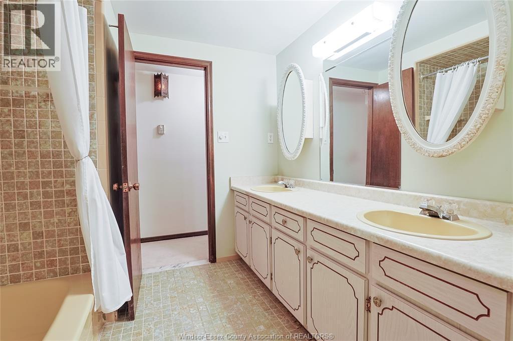 3190 Mulberry Court, Windsor, ON - Indoor Photo Showing Bathroom