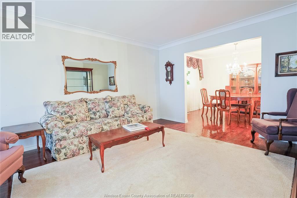 3190 Mulberry Court, Windsor, ON - Indoor Photo Showing Living Room
