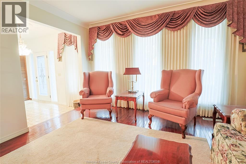 3190 Mulberry Court, Windsor, ON - Indoor Photo Showing Living Room