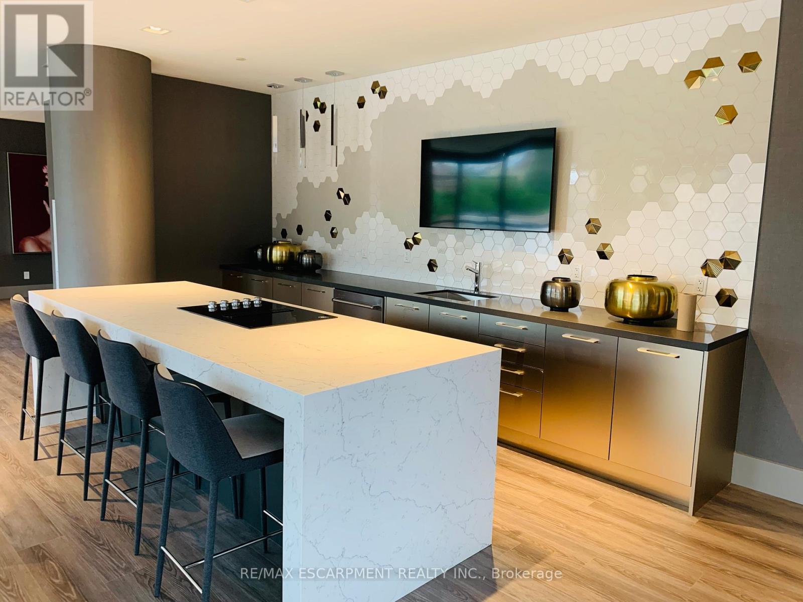 2405 - 181 Bedford Road, Toronto, ON - Indoor