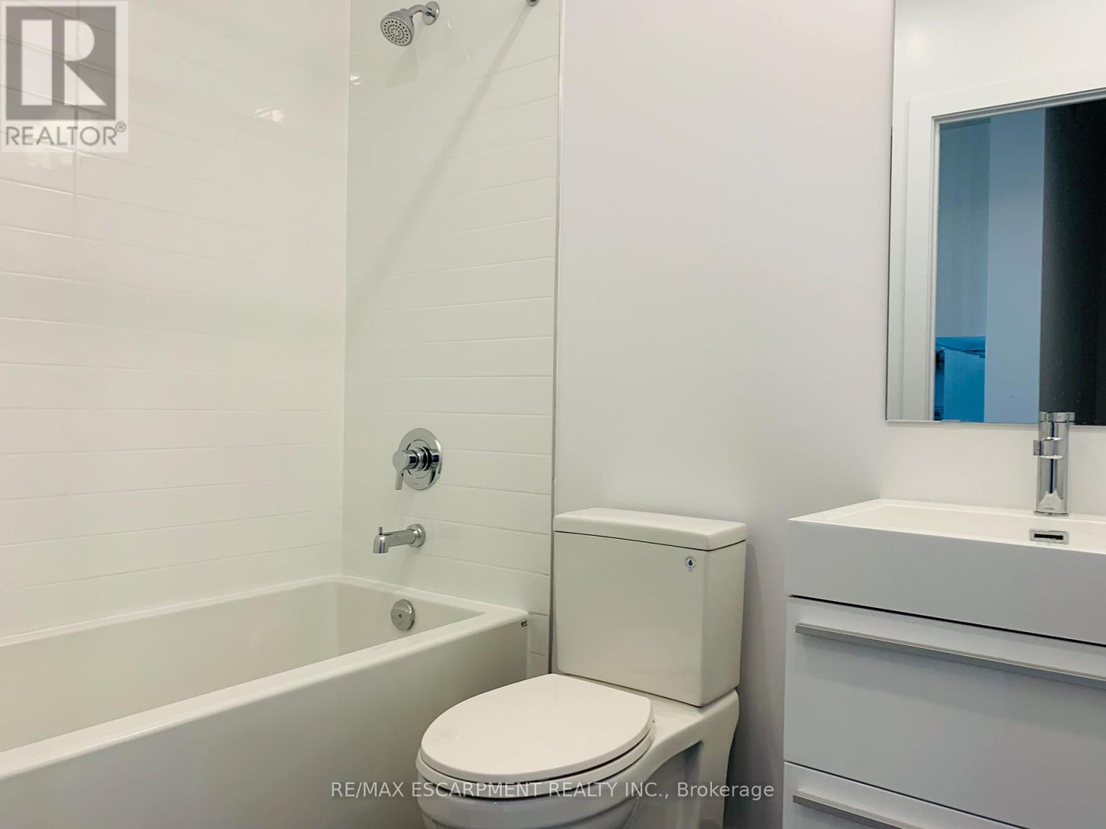 2405 - 181 Bedford Road, Toronto, ON - Indoor Photo Showing Bathroom