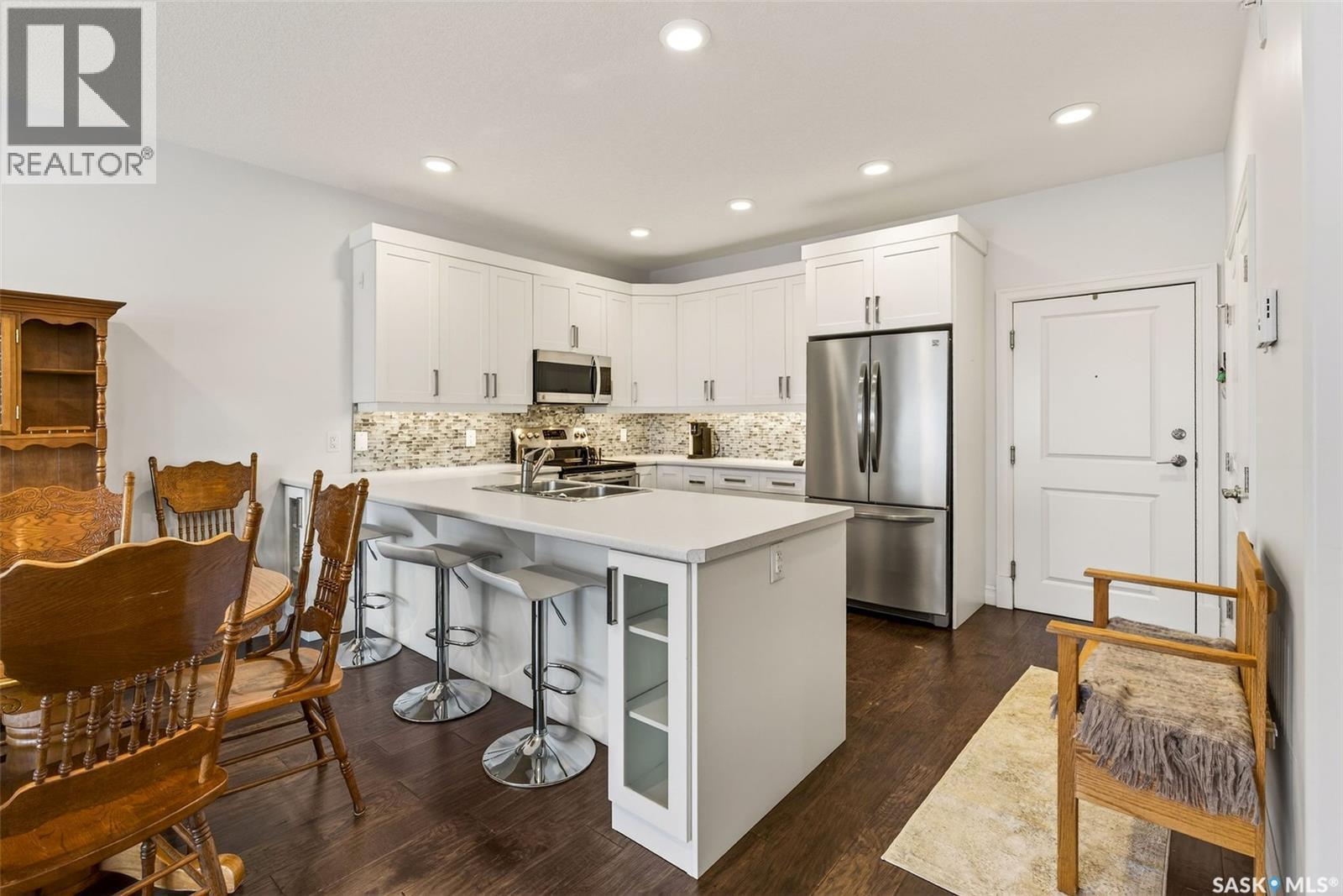 304 2800 Lakeview Drive, Prince Albert, SK - Indoor Photo Showing Kitchen With Upgraded Kitchen