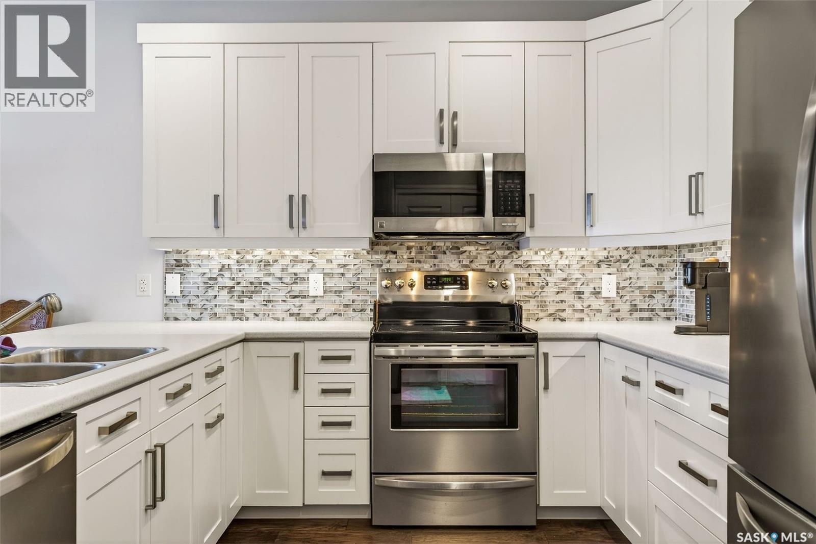 304 2800 Lakeview Drive, Prince Albert, SK - Indoor Photo Showing Kitchen With Double Sink With Upgraded Kitchen