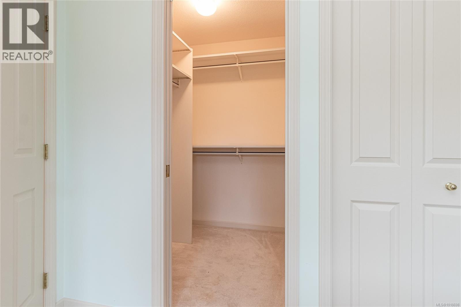 Walk-in Closet - 751 Anson Pl, Qualicum Beach, BC - Indoor