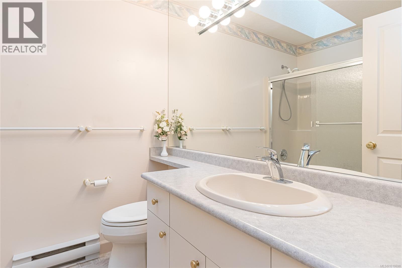 Guest Bathroom with bath and shower - 751 Anson Pl, Qualicum Beach, BC - Indoor Photo Showing Bathroom