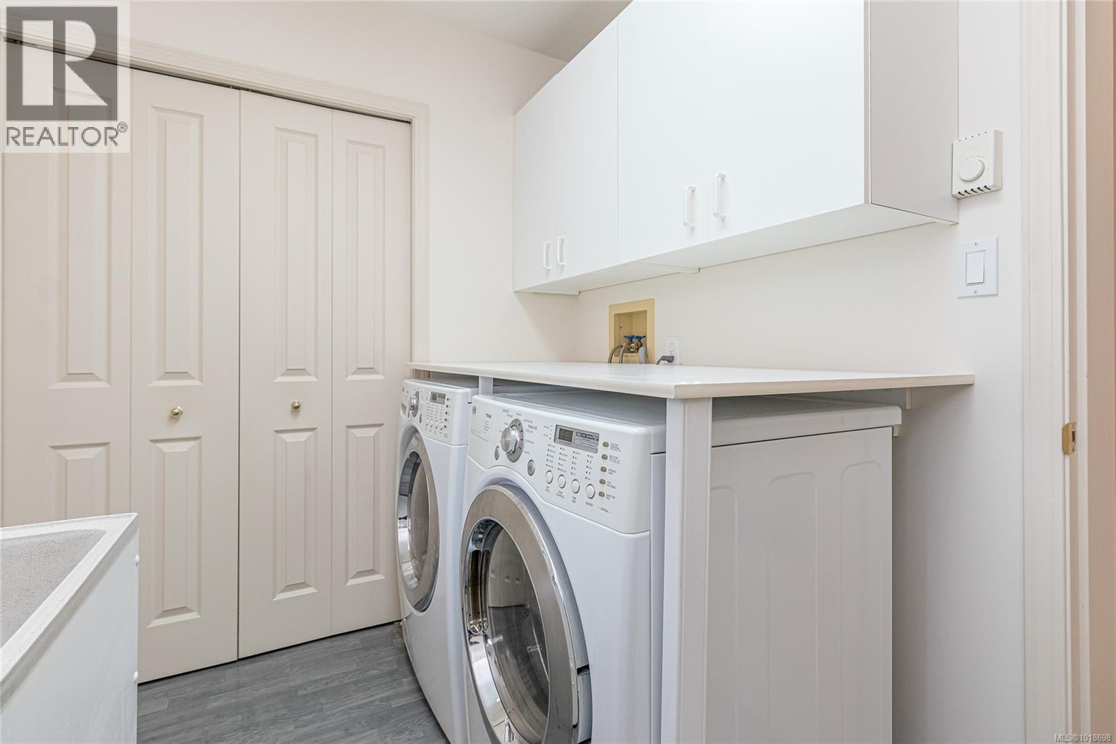 Laundry Room with Tub and Cabinets - 751 Anson Pl, Qualicum Beach, BC - Indoor Photo Showing Laundry Room