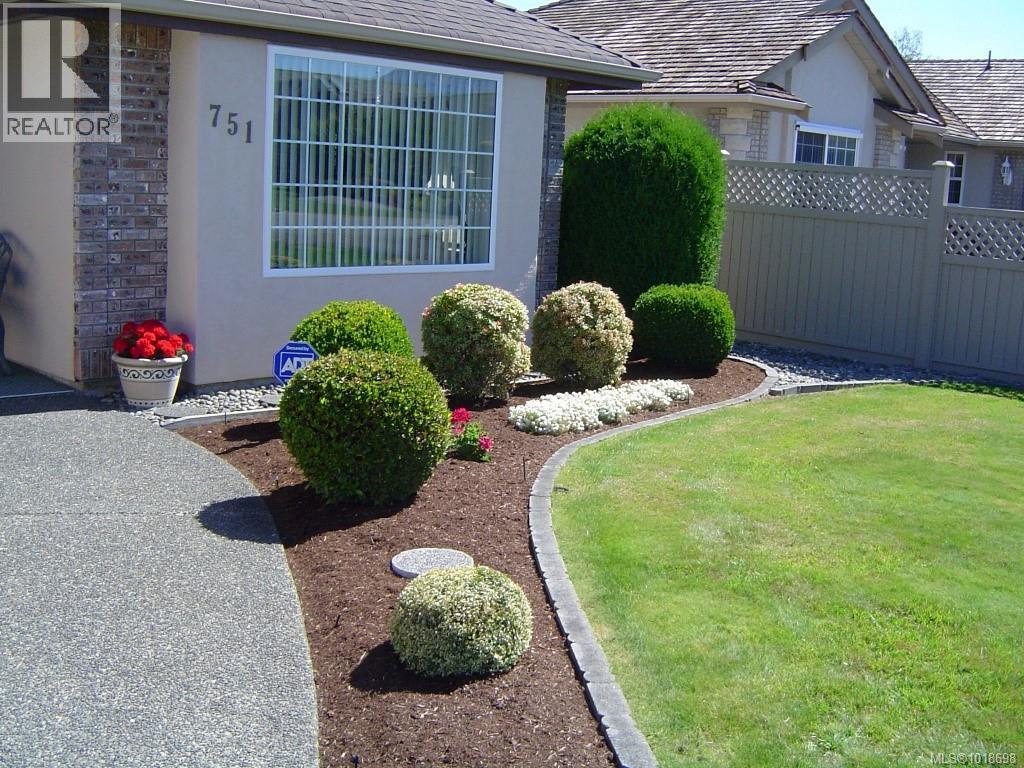 Front of home in the summer - 751 Anson Pl, Qualicum Beach, BC - Outdoor