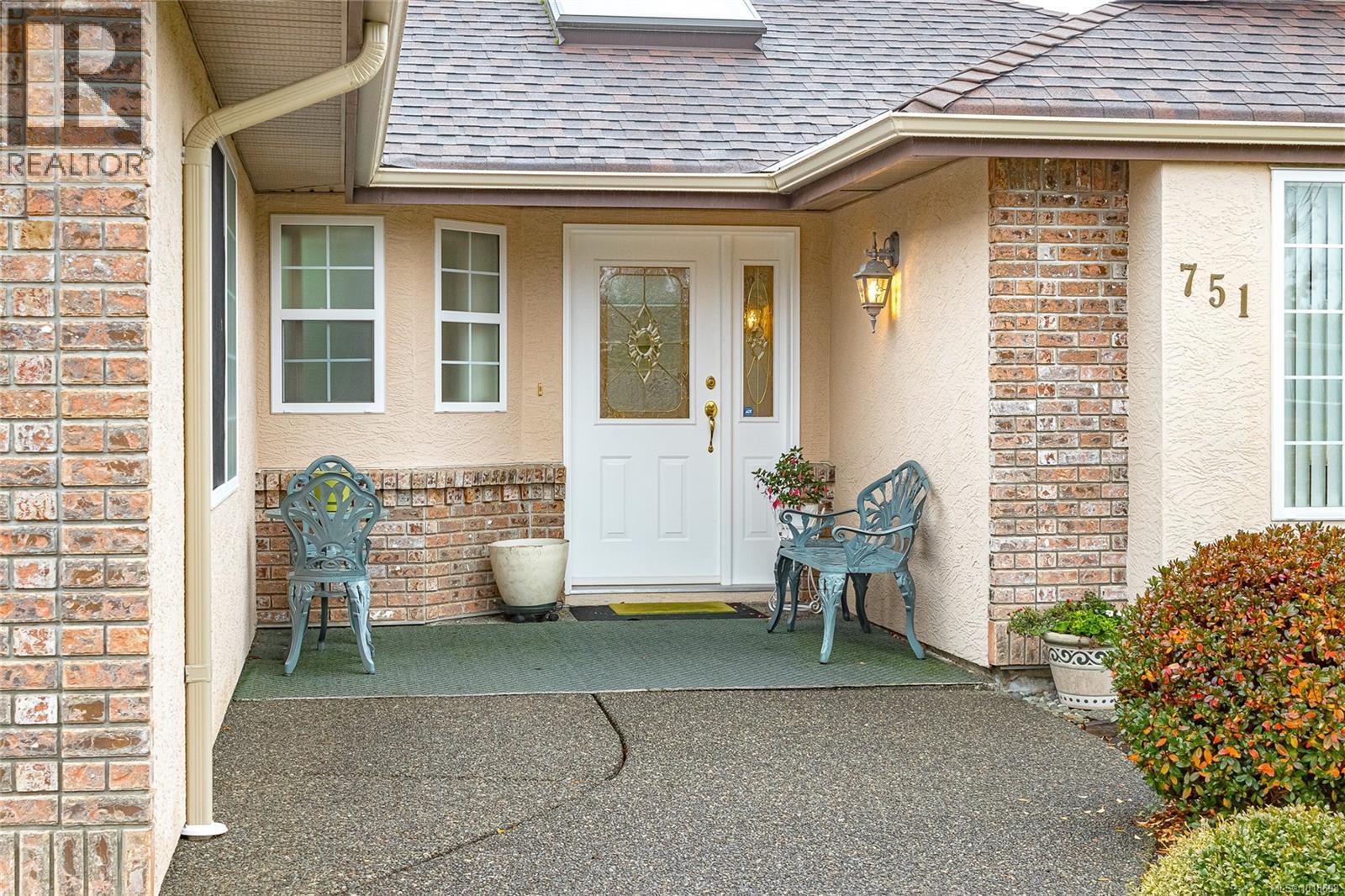 Front Patio sitting area - 751 Anson Pl, Qualicum Beach, BC - Outdoor