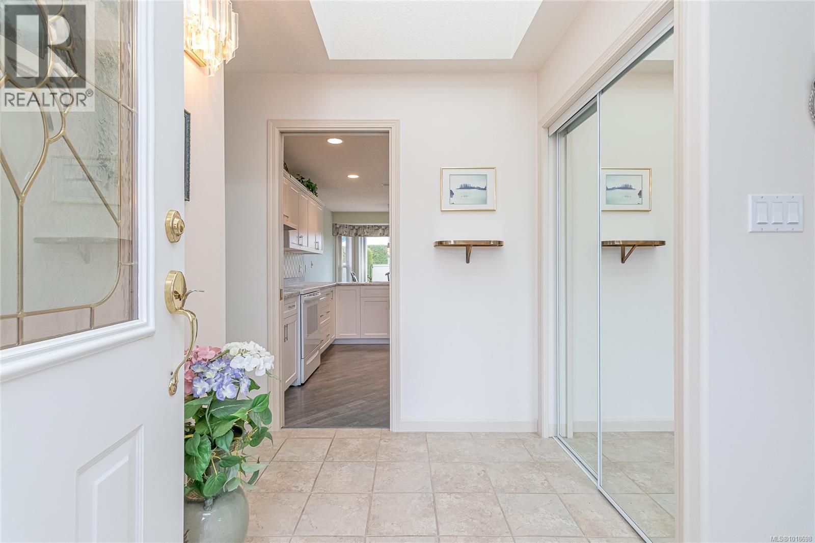 Bright Entrance - 751 Anson Pl, Qualicum Beach, BC - Indoor Photo Showing Other Room