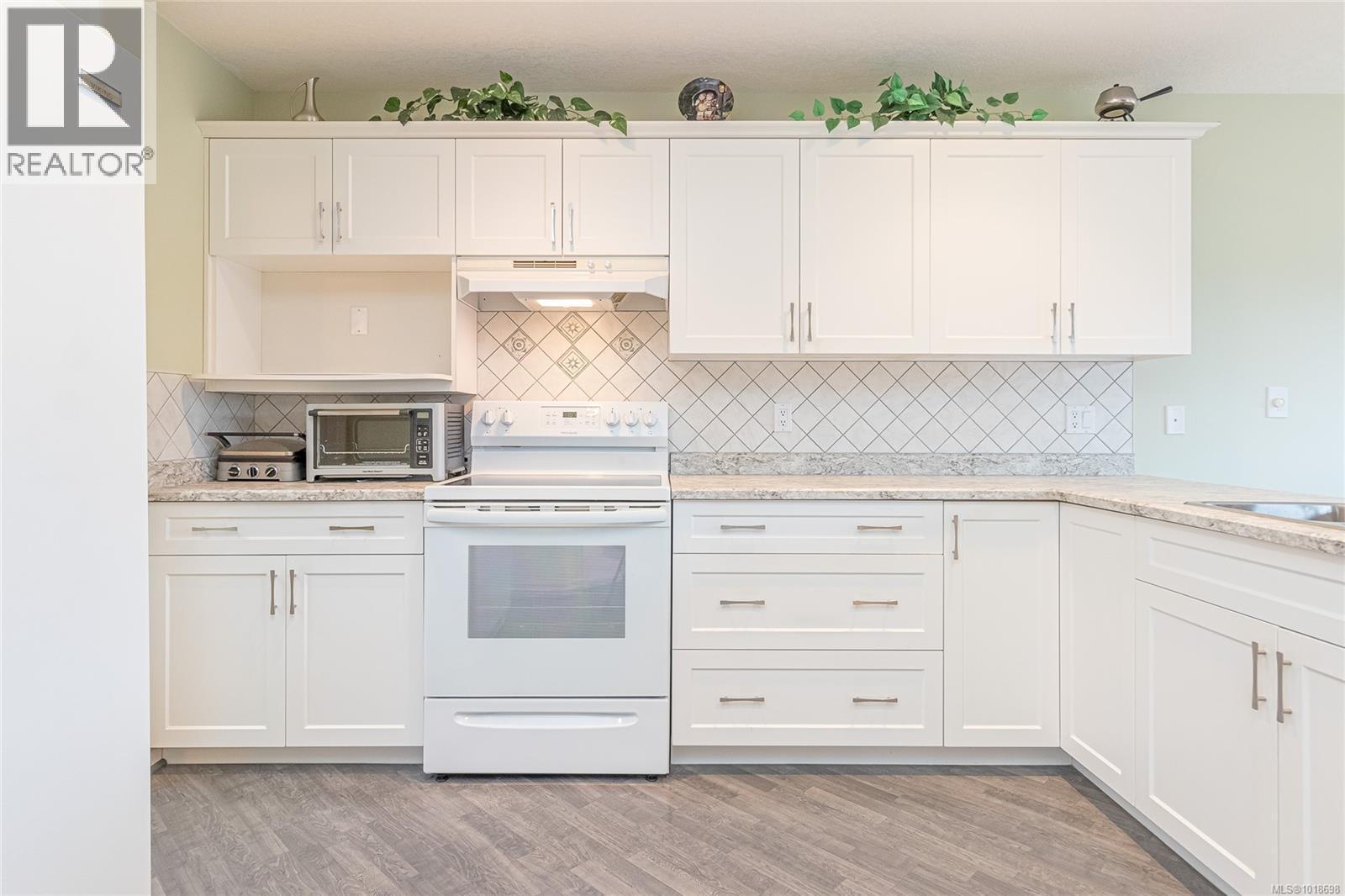 Kitchen - 751 Anson Pl, Qualicum Beach, BC - Indoor Photo Showing Kitchen