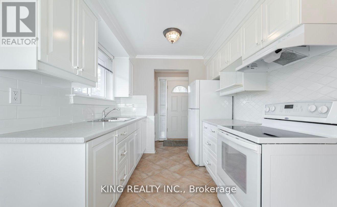 43 Grange Drive, Brampton, ON - Indoor Photo Showing Kitchen