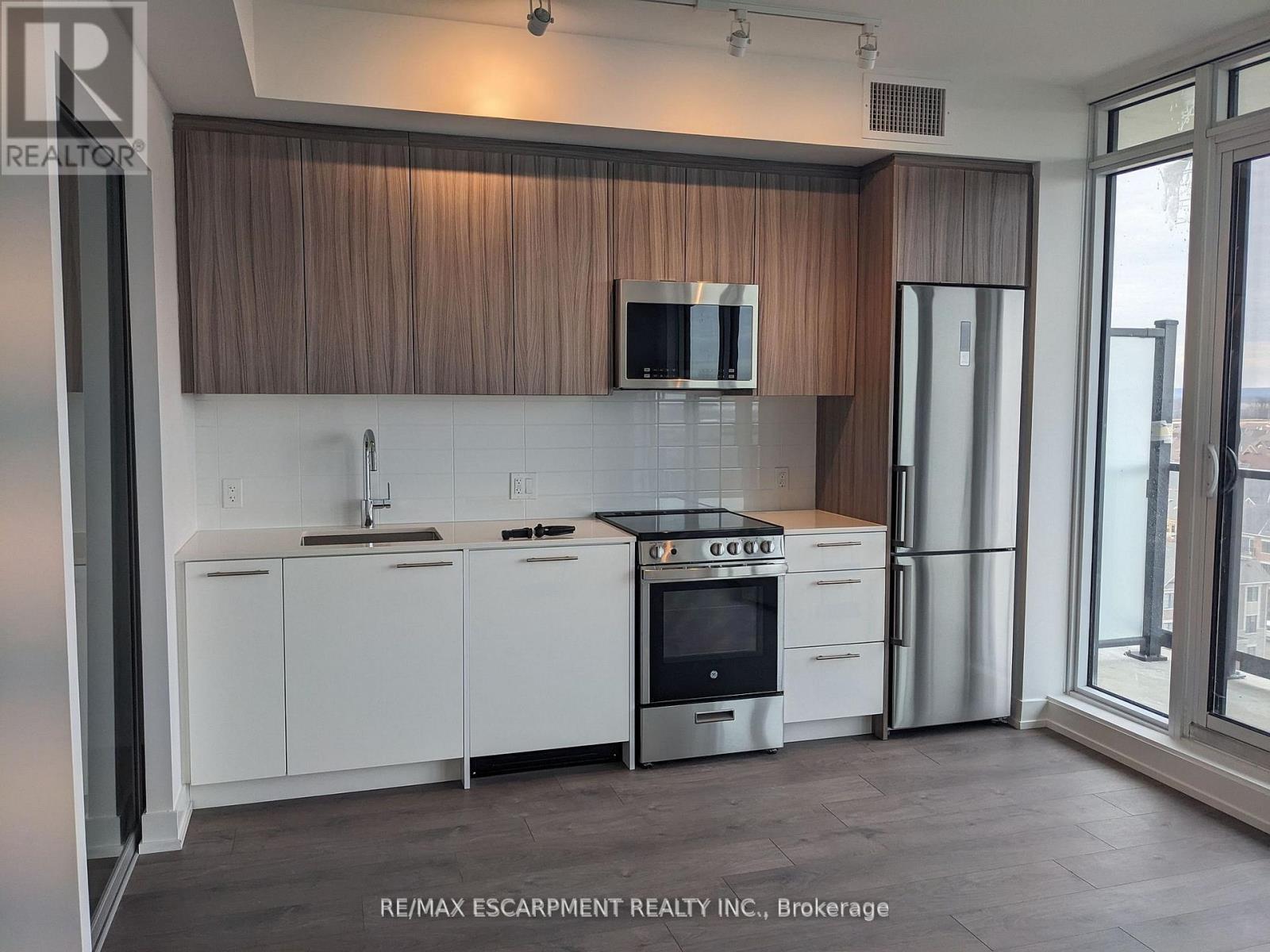 910 - 225 Veterans Drive, Brampton, ON - Indoor Photo Showing Kitchen
