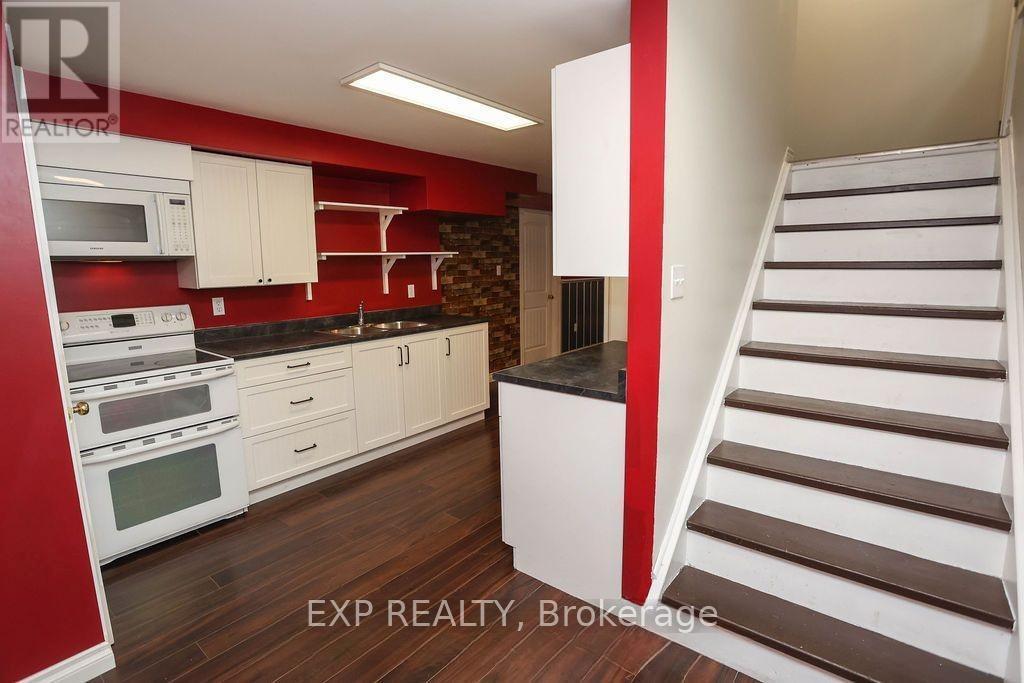 Bsmt - 136 Fleming Way, Shelburne, ON - Indoor Photo Showing Kitchen With Double Sink