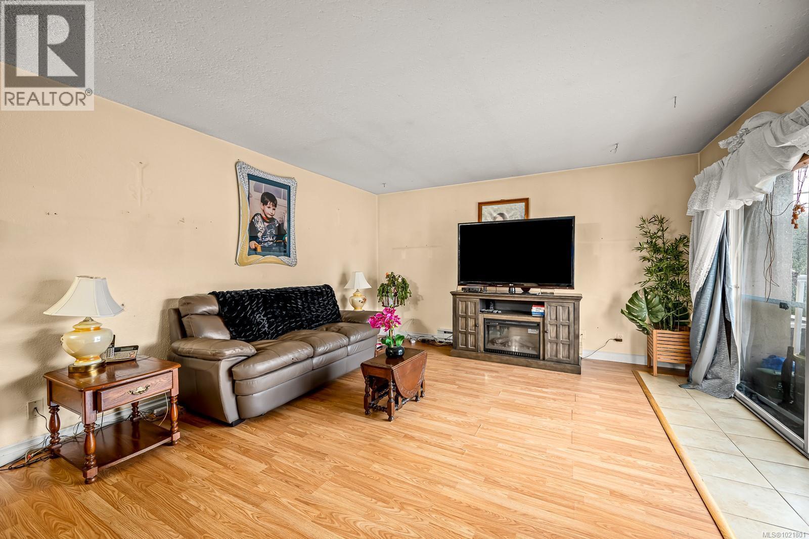 2316B Willemar Ave, Courtenay, BC - Indoor Photo Showing Living Room