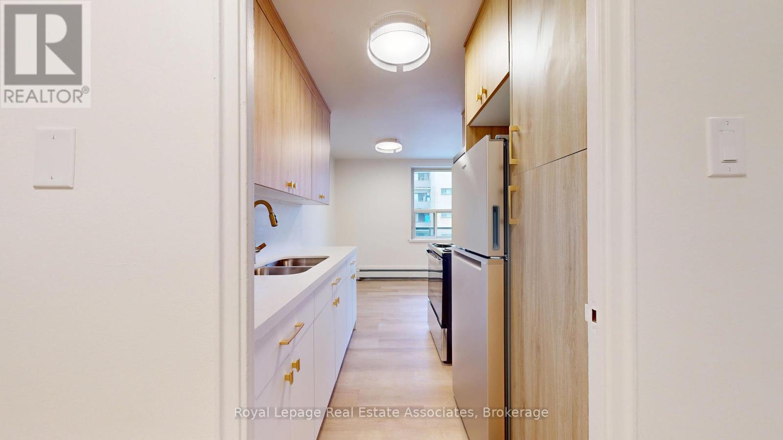 GALLEY KITCHEN - 23 - 1 Marquette Avenue, Toronto, ON - Indoor Photo Showing Other Room