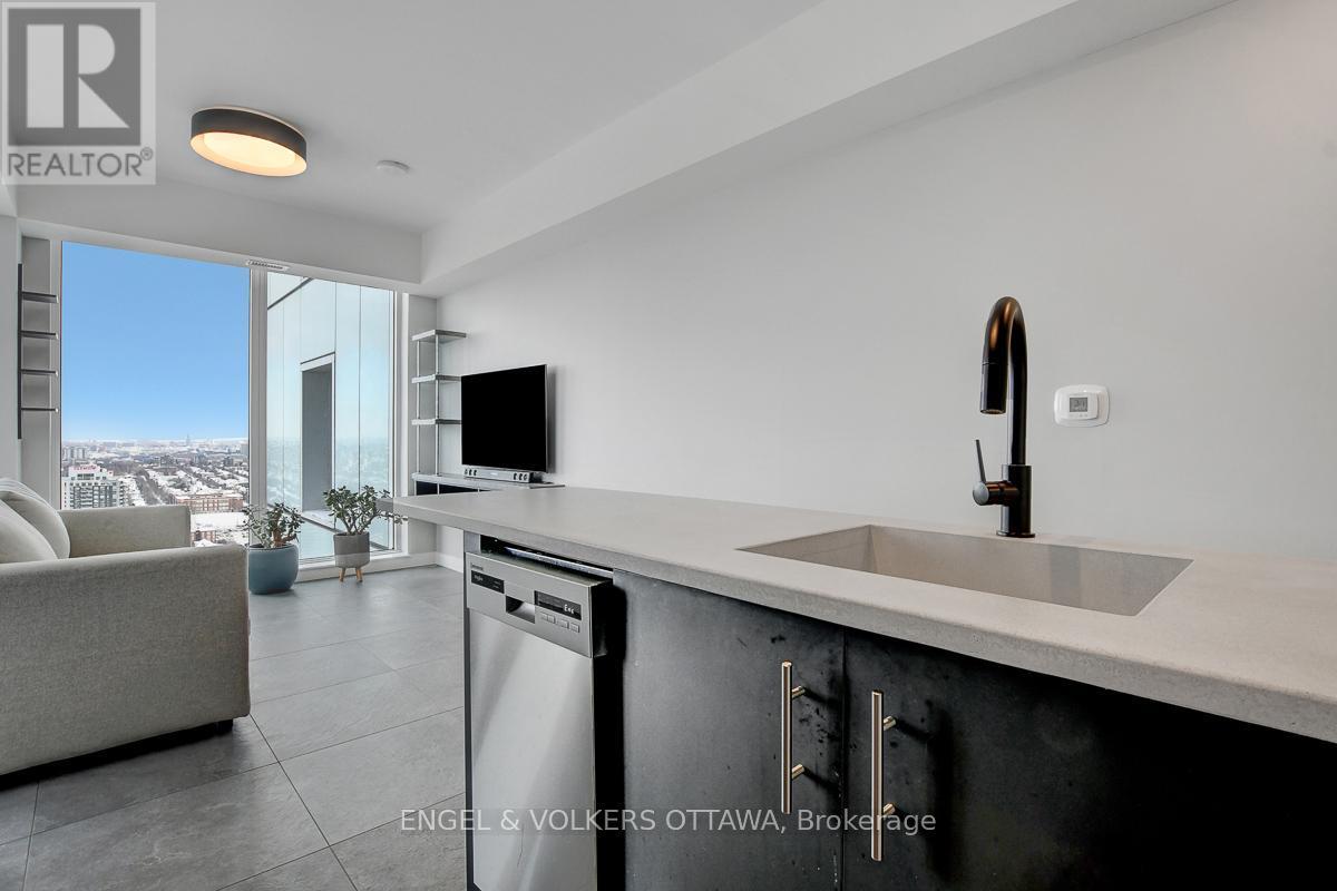 3201 - 805 Carling Avenue, Ottawa, ON - Indoor