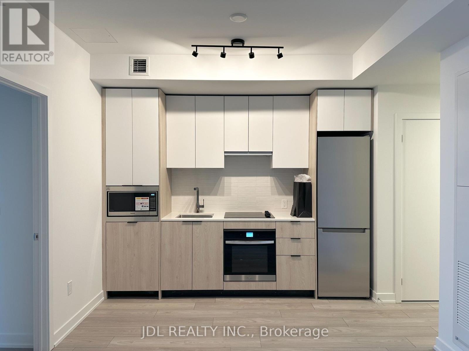 823 - 1007 The Queensway, Toronto, ON - Indoor Photo Showing Kitchen