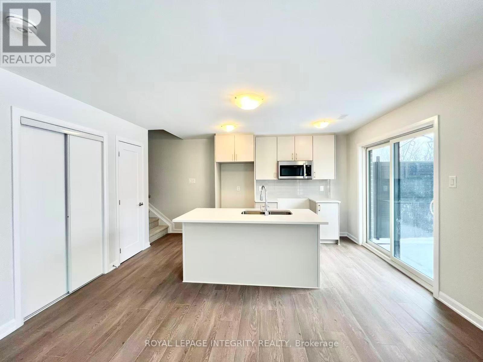 1120 Creekway Private, Ottawa, ON - Indoor Photo Showing Kitchen With Double Sink