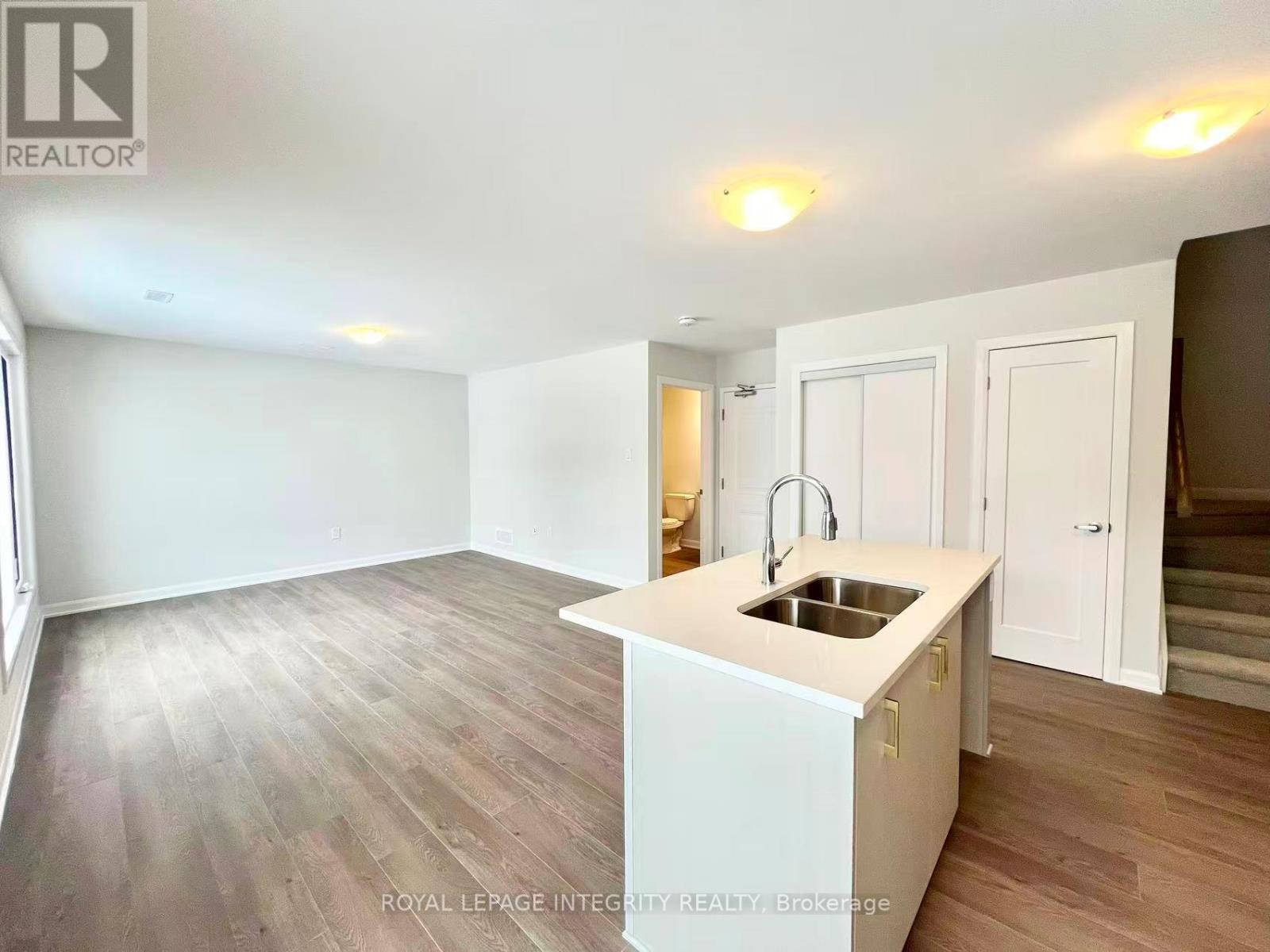 1120 Creekway Private, Ottawa, ON - Indoor Photo Showing Kitchen With Double Sink