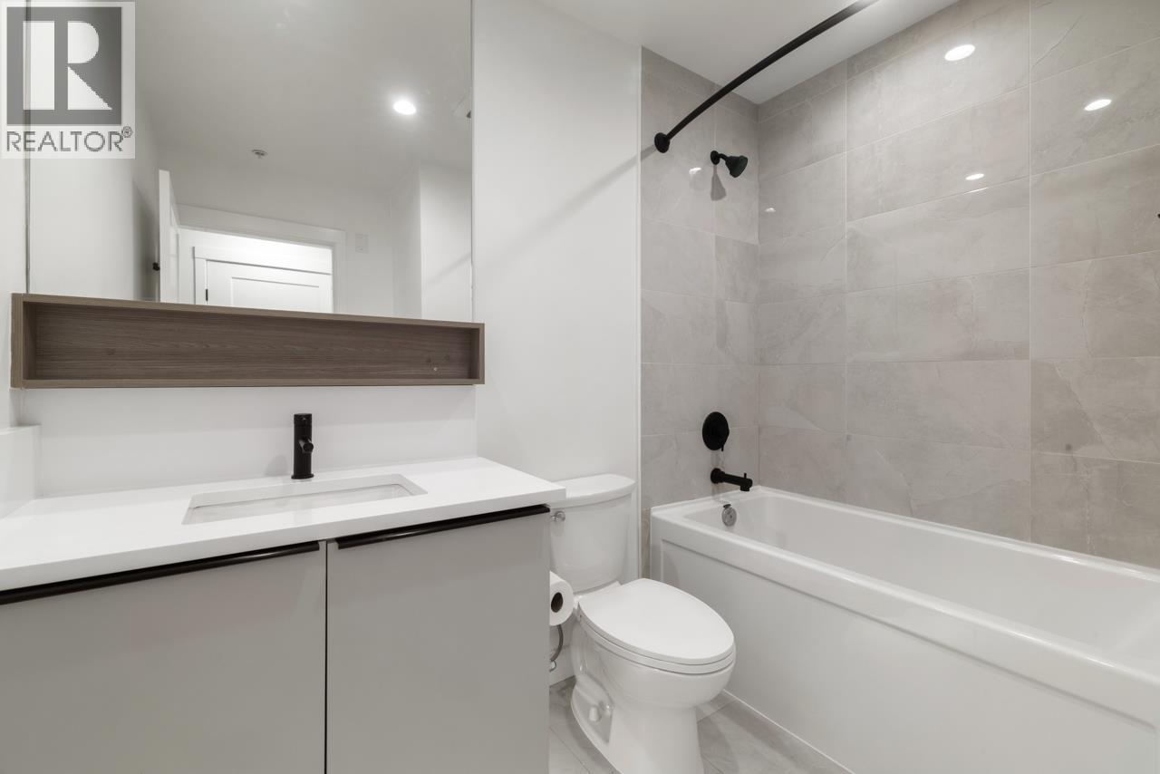 203 2408 Grant Street, Vancouver, BC - Indoor Photo Showing Bathroom