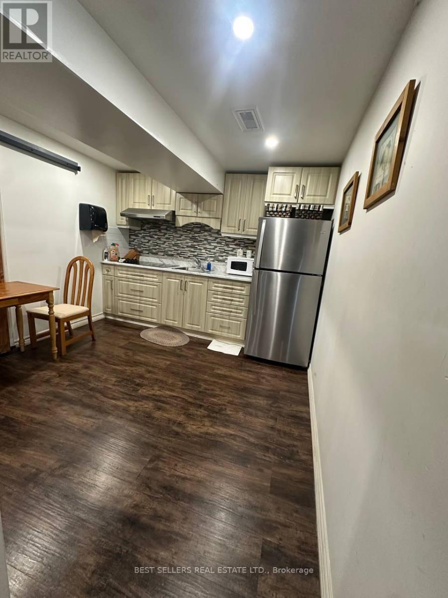 5861 Cozumel Drive, Mississauga, ON - Indoor Photo Showing Kitchen