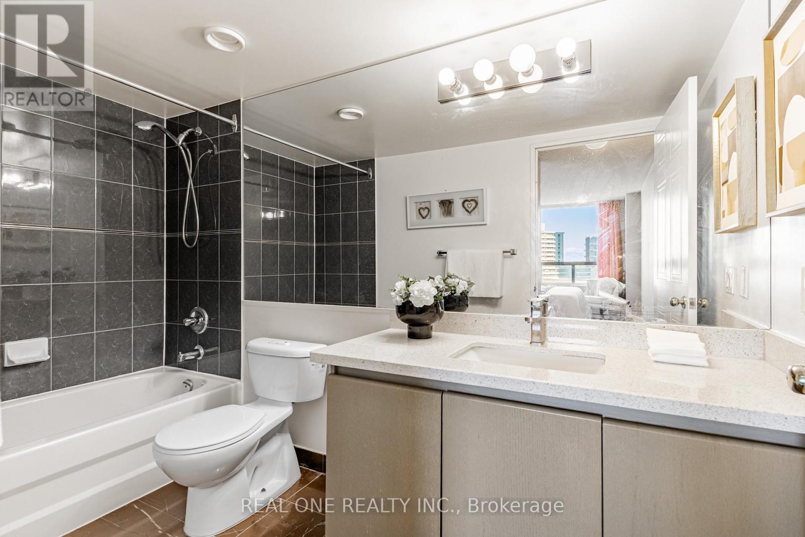 1503 - 238 Doris Avenue, Toronto, ON - Indoor Photo Showing Bathroom