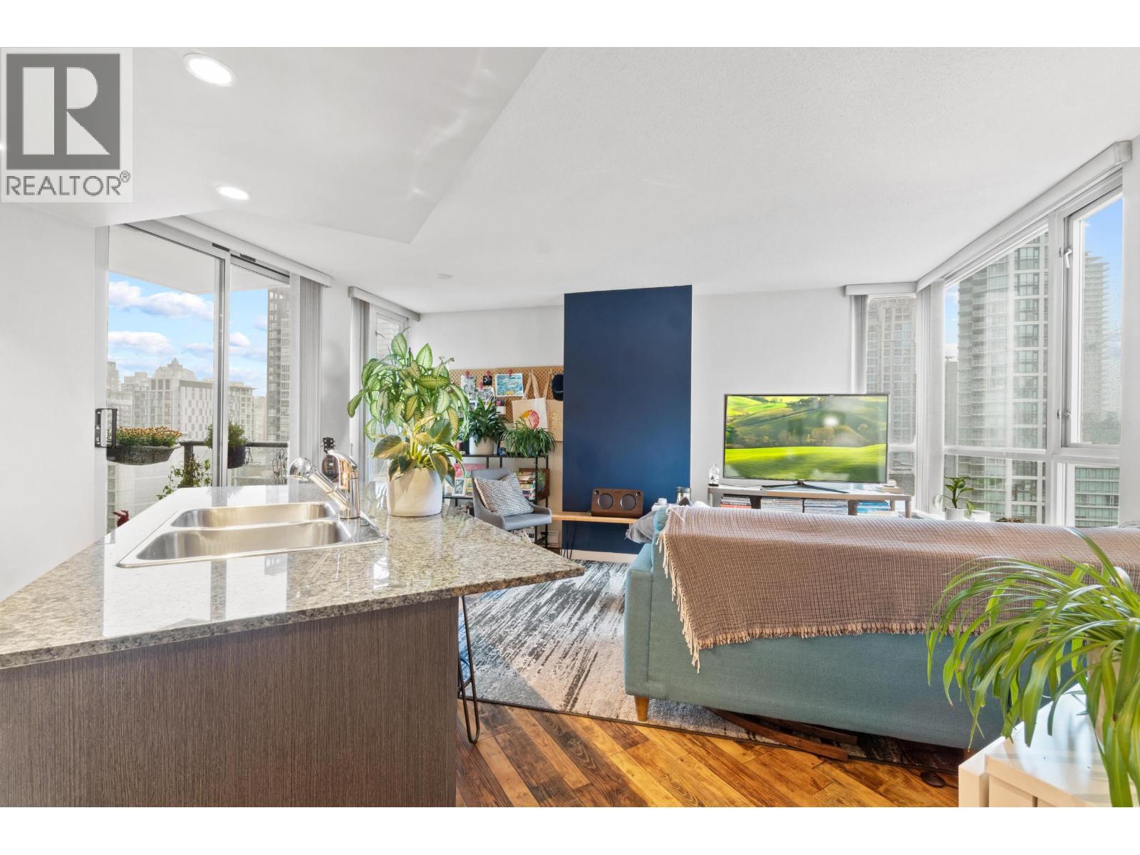 1109 1212 Howe Street, Vancouver, BC - Indoor Photo Showing Kitchen With Double Sink