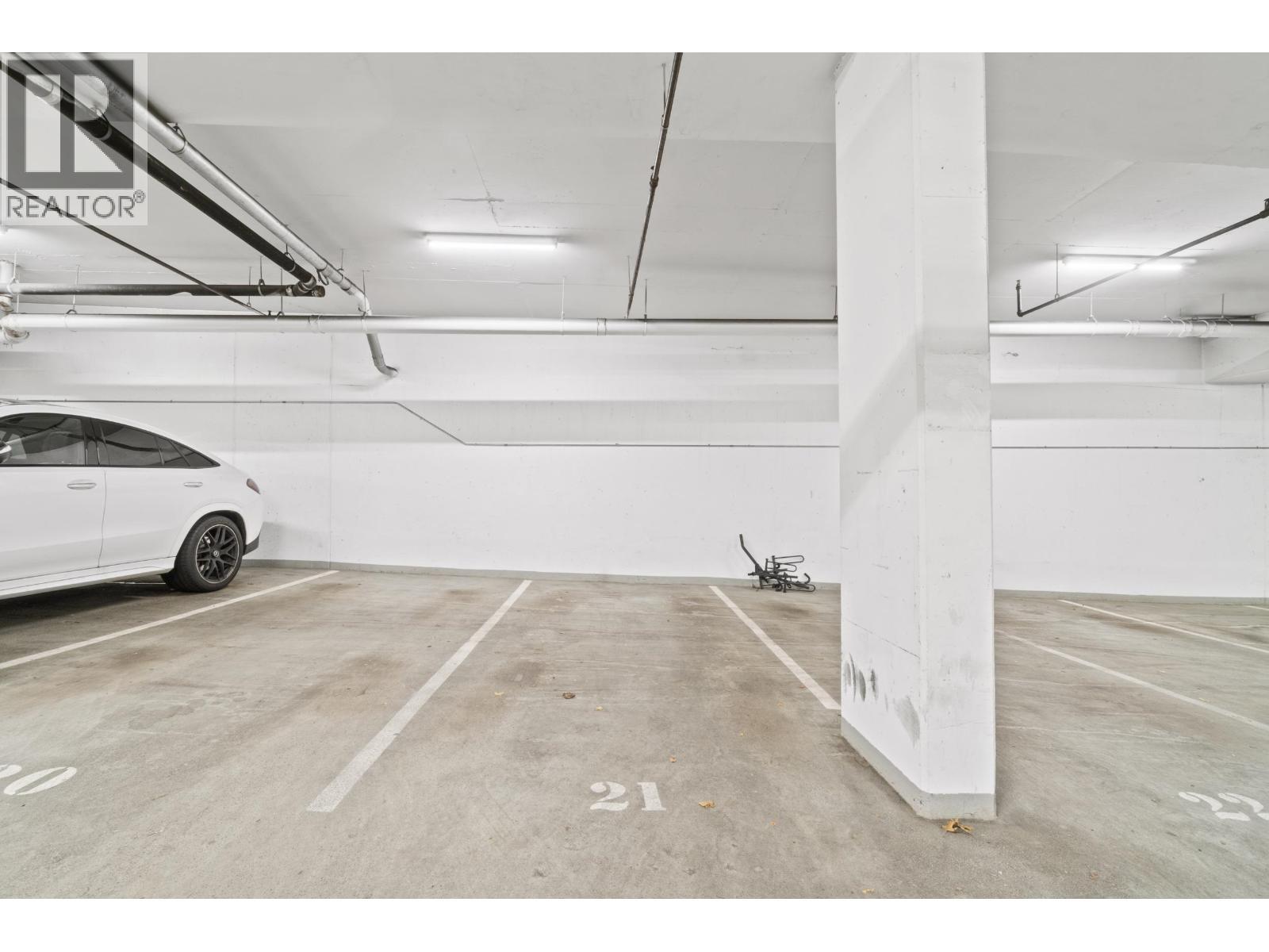 1109 1212 Howe Street, Vancouver, BC - Indoor Photo Showing Garage