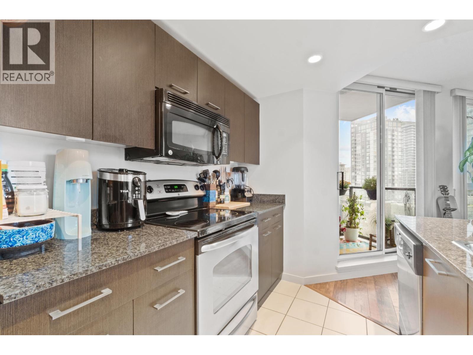 1109 1212 Howe Street, Vancouver, BC - Indoor Photo Showing Kitchen
