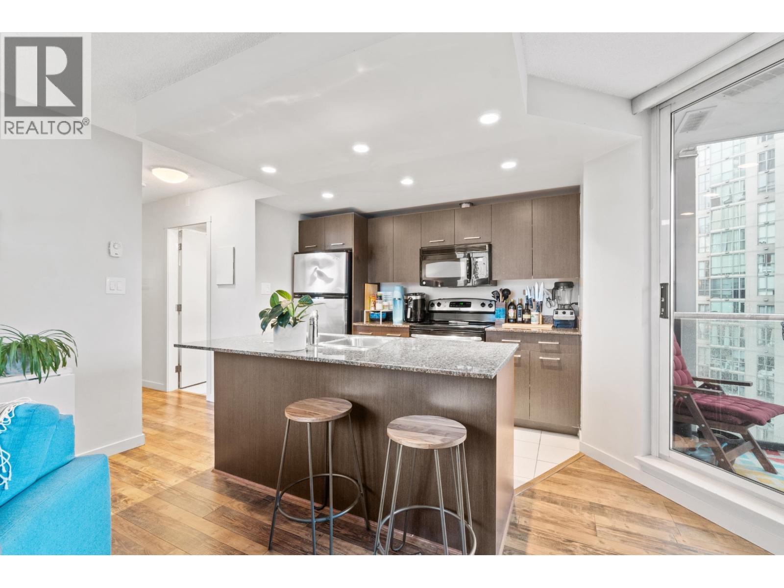 1109 1212 Howe Street, Vancouver, BC - Indoor Photo Showing Kitchen With Upgraded Kitchen