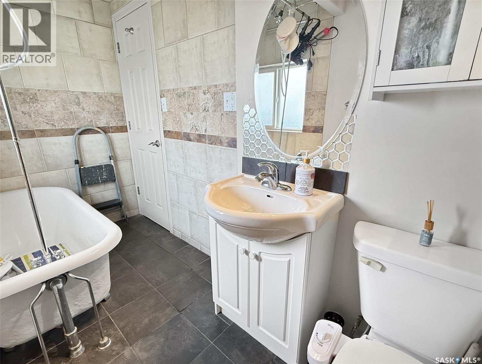 800 Railway Avenue, Webb, SK - Indoor Photo Showing Bathroom
