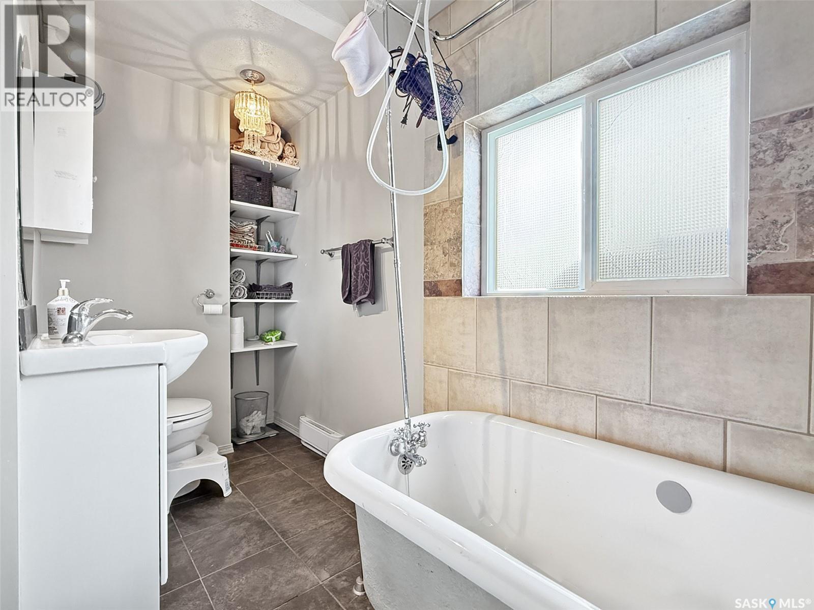 800 Railway Avenue, Webb, SK - Indoor Photo Showing Bathroom