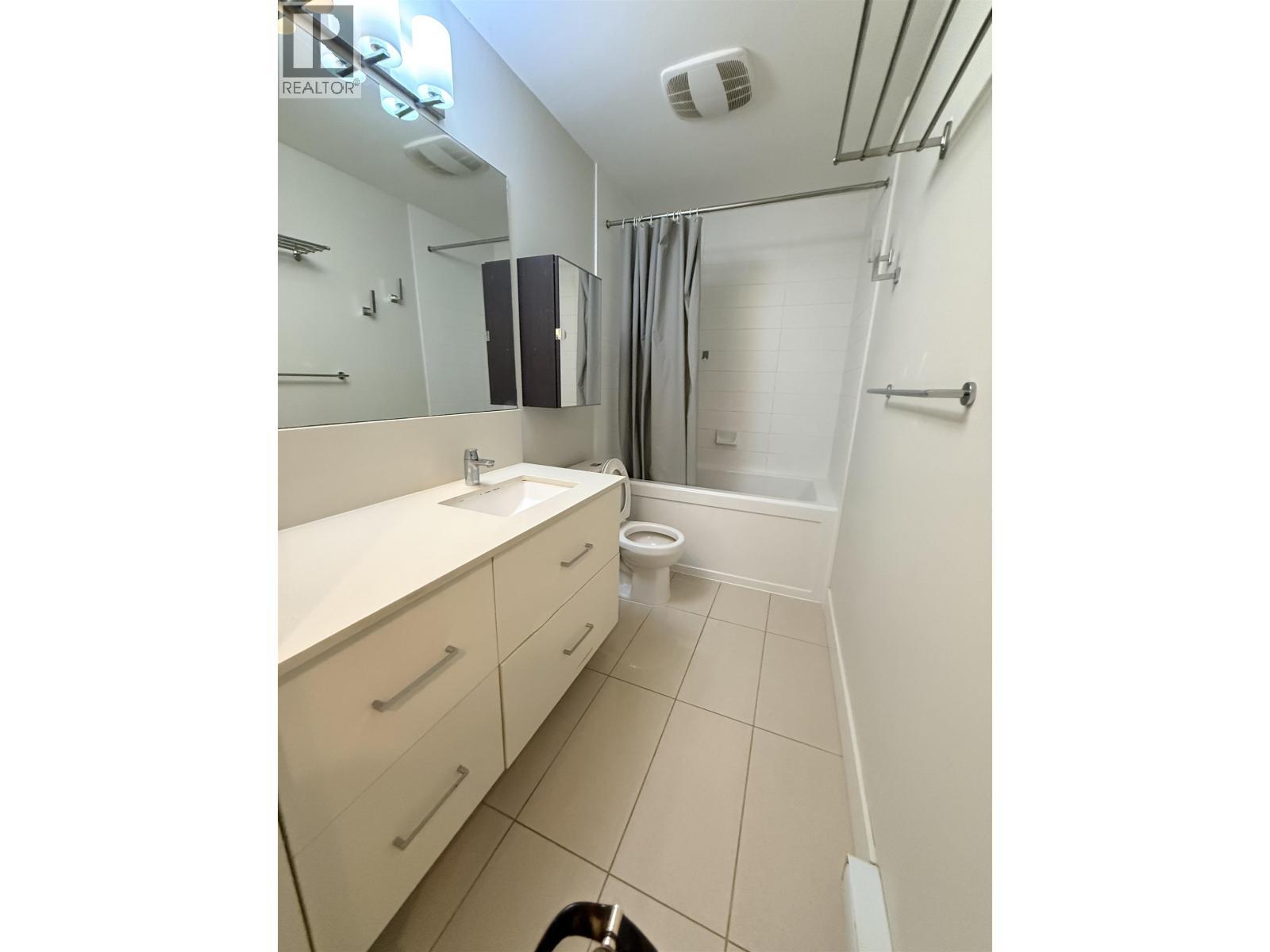 117 4255 Sardis Street, Burnaby, BC - Indoor Photo Showing Bathroom