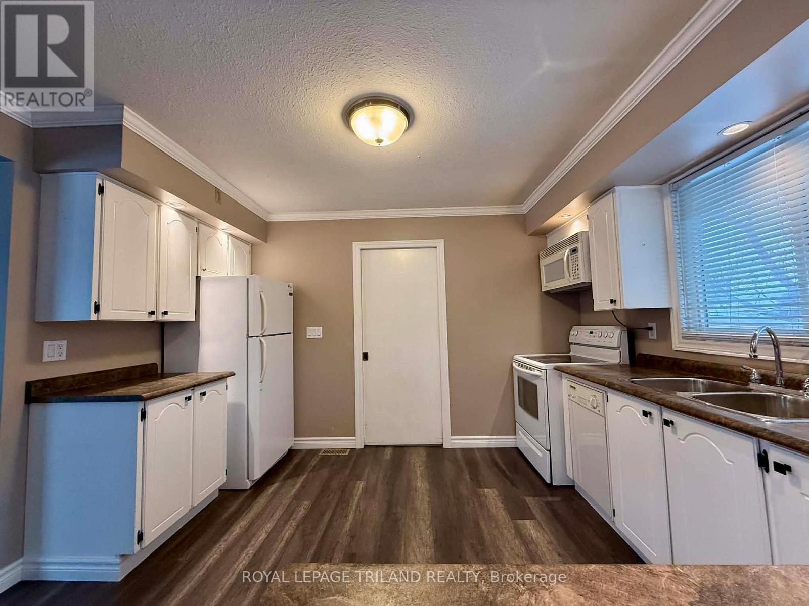 102 Ontario Street, Lambton Shores (Thedford), ON - Indoor Photo Showing Kitchen With Double Sink