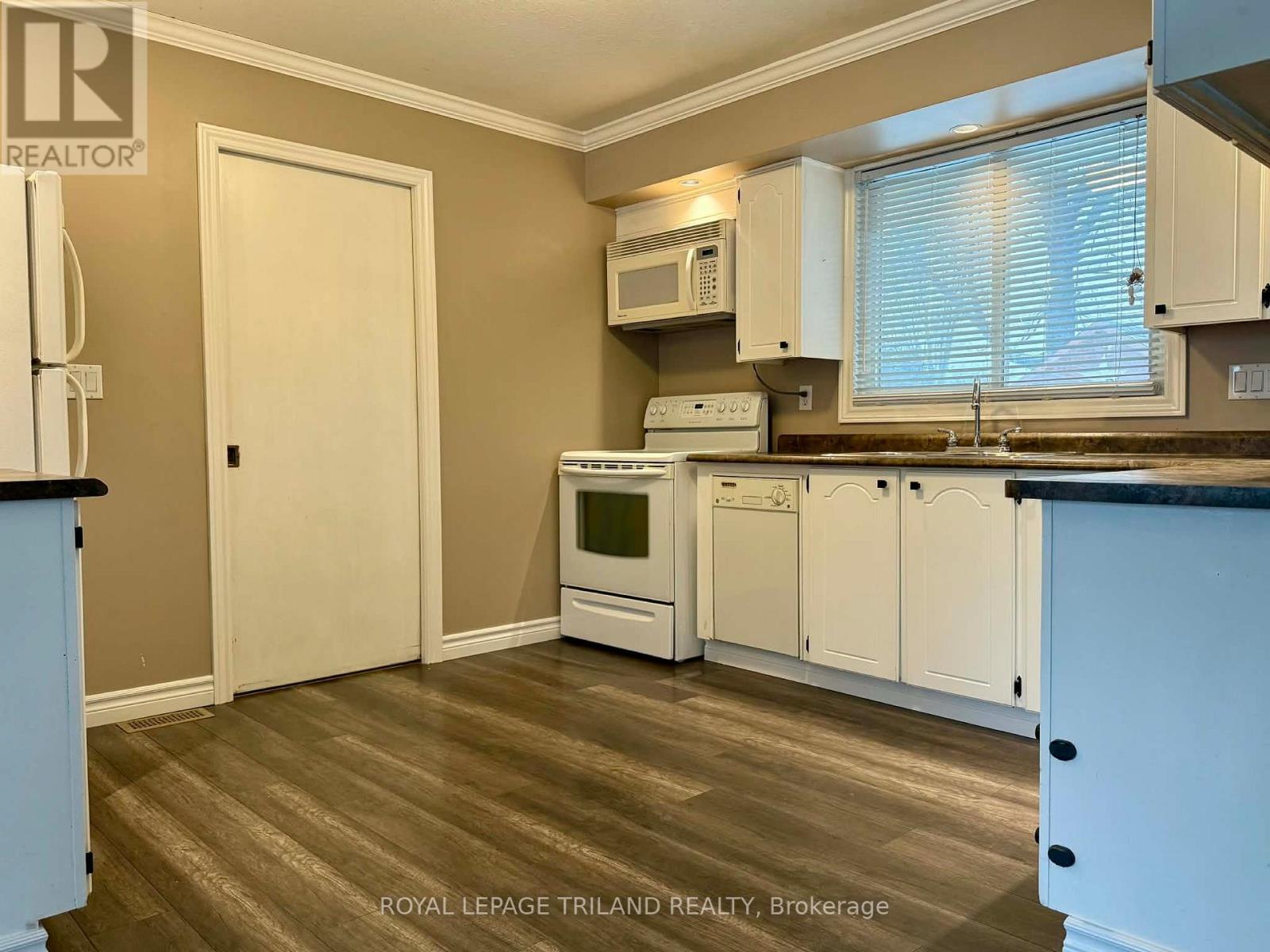102 Ontario Street, Lambton Shores (Thedford), ON - Indoor Photo Showing Kitchen