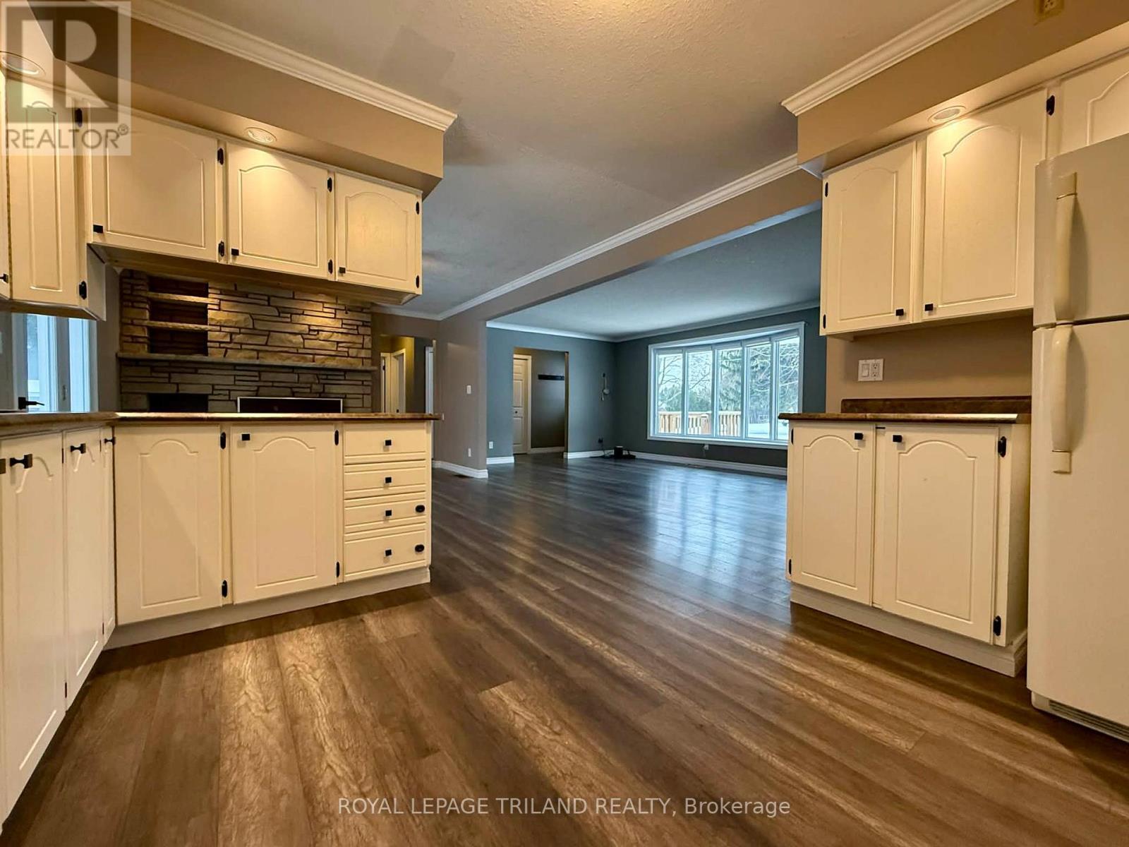 102 Ontario Street, Lambton Shores (Thedford), ON - Indoor Photo Showing Kitchen