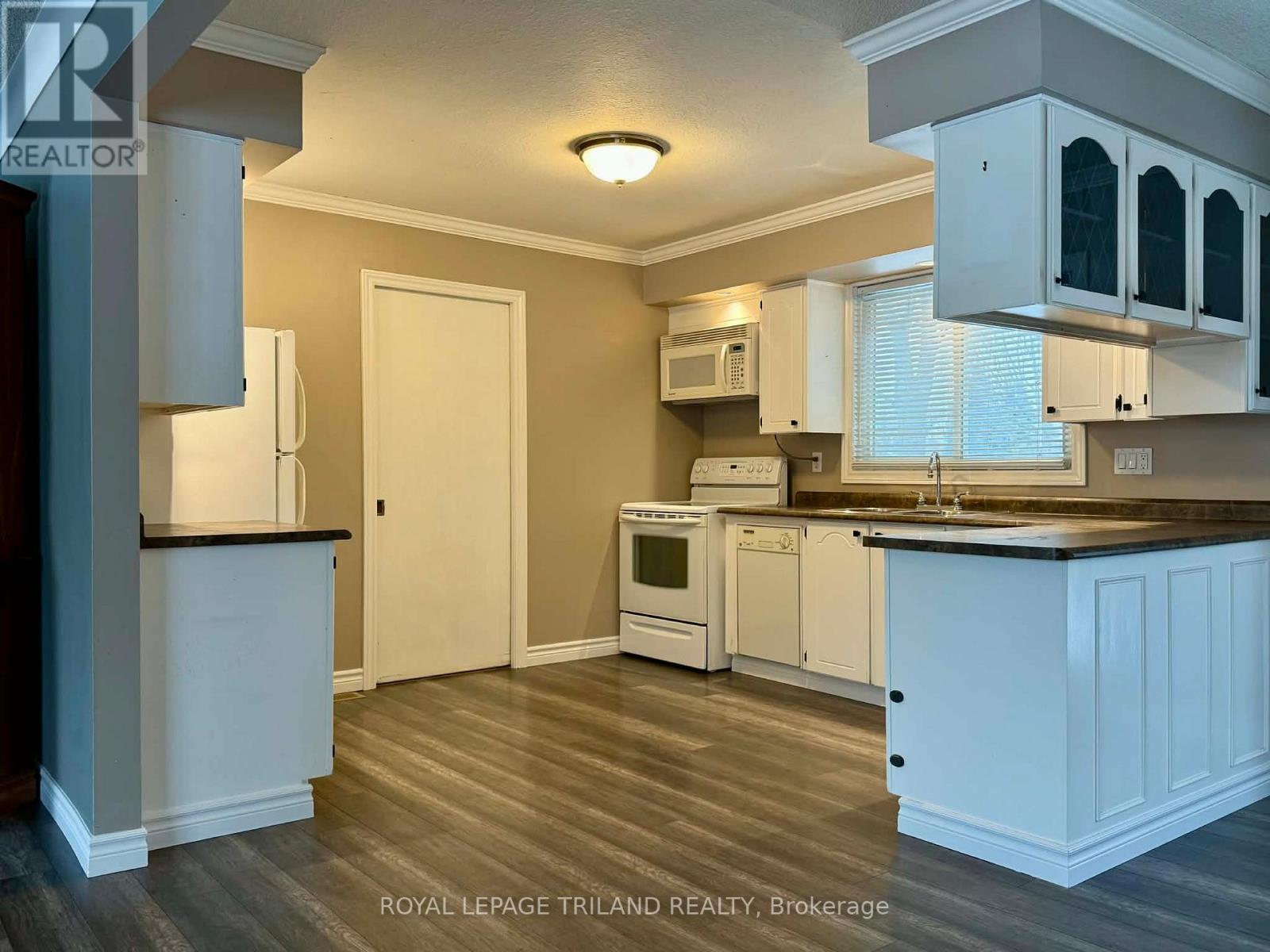 102 Ontario Street, Lambton Shores (Thedford), ON - Indoor Photo Showing Kitchen