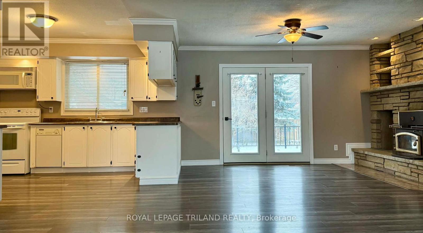 102 Ontario Street, Lambton Shores (Thedford), ON - Indoor Photo Showing Kitchen
