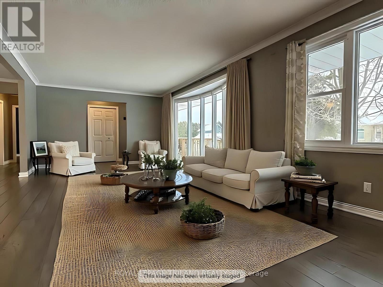 102 Ontario Street, Lambton Shores (Thedford), ON - Indoor Photo Showing Living Room