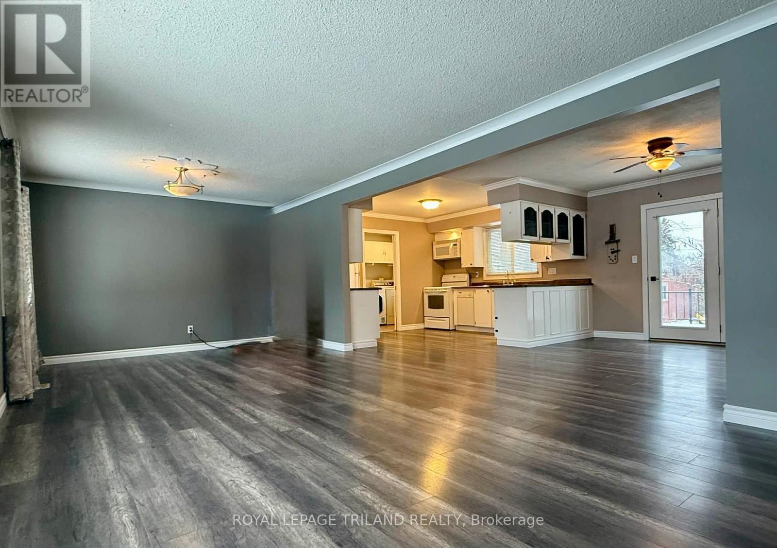 102 Ontario Street, Lambton Shores (Thedford), ON - Indoor Photo Showing Living Room