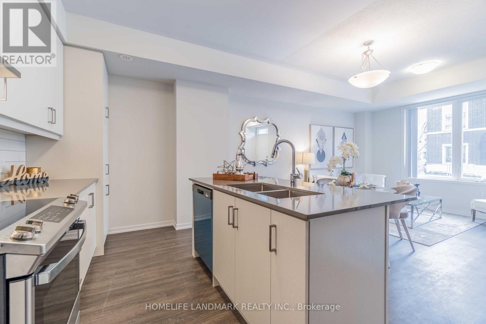 109 - 10 Almond Blossom Mews, Vaughan, ON - Indoor Photo Showing Kitchen With Double Sink With Upgraded Kitchen