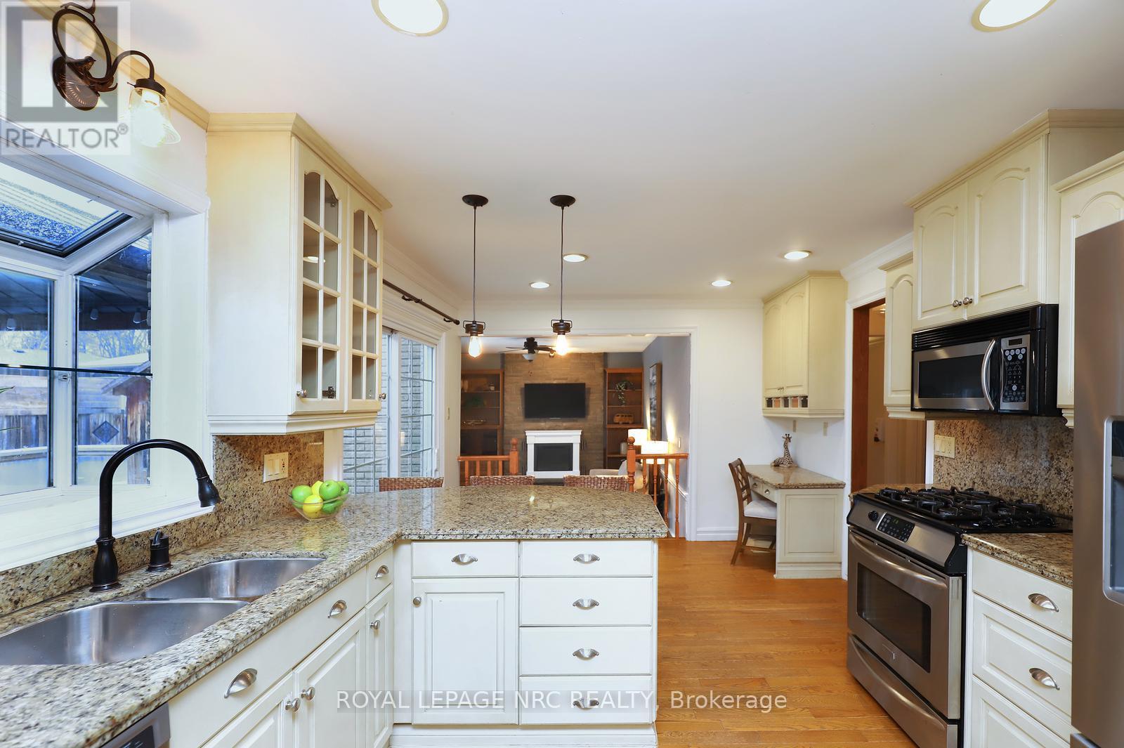 4 Cindy Court, Grimsby, ON - Indoor Photo Showing Kitchen With Double Sink With Upgraded Kitchen
