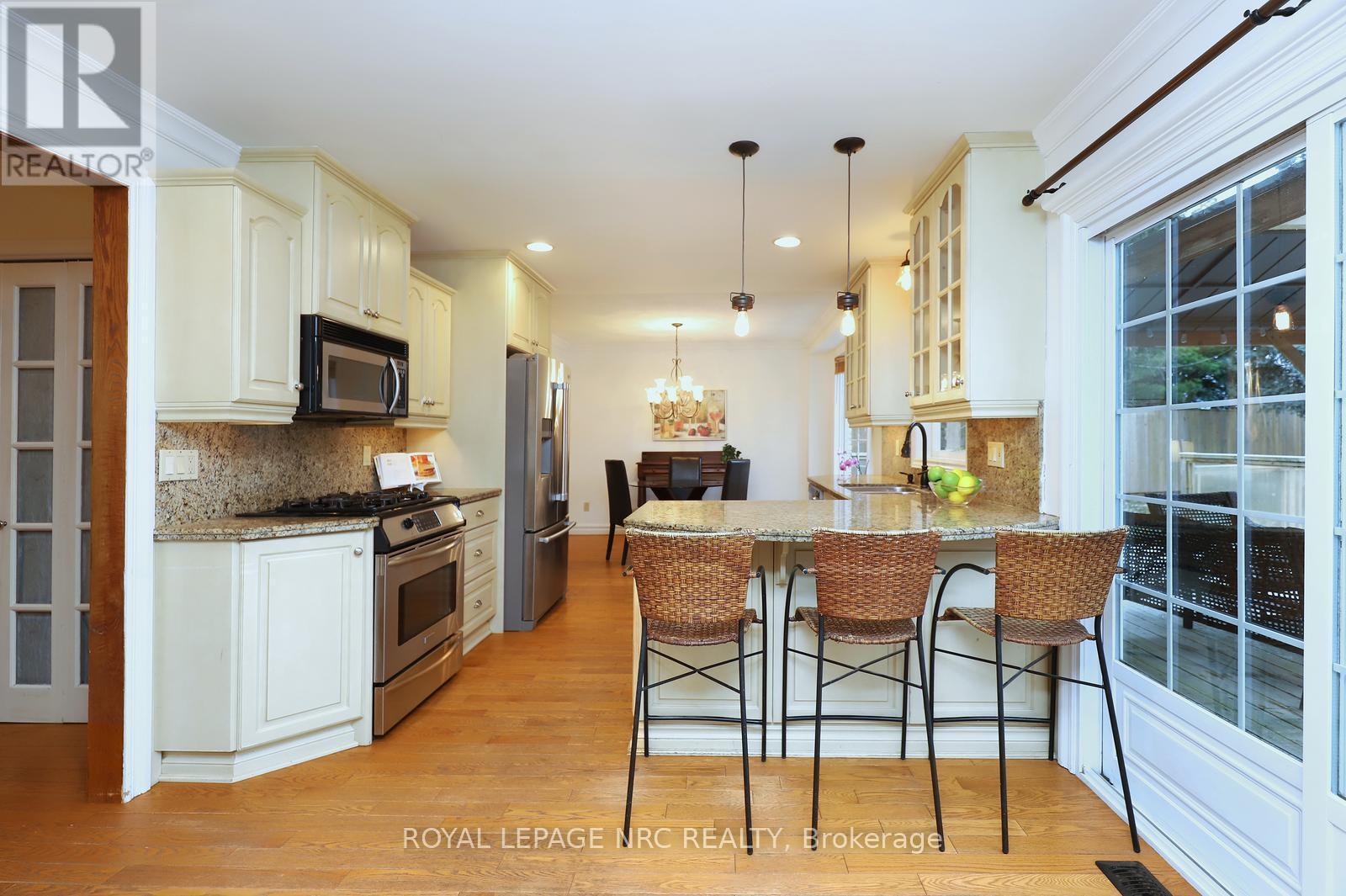 4 Cindy Court, Grimsby, ON - Indoor Photo Showing Kitchen With Upgraded Kitchen