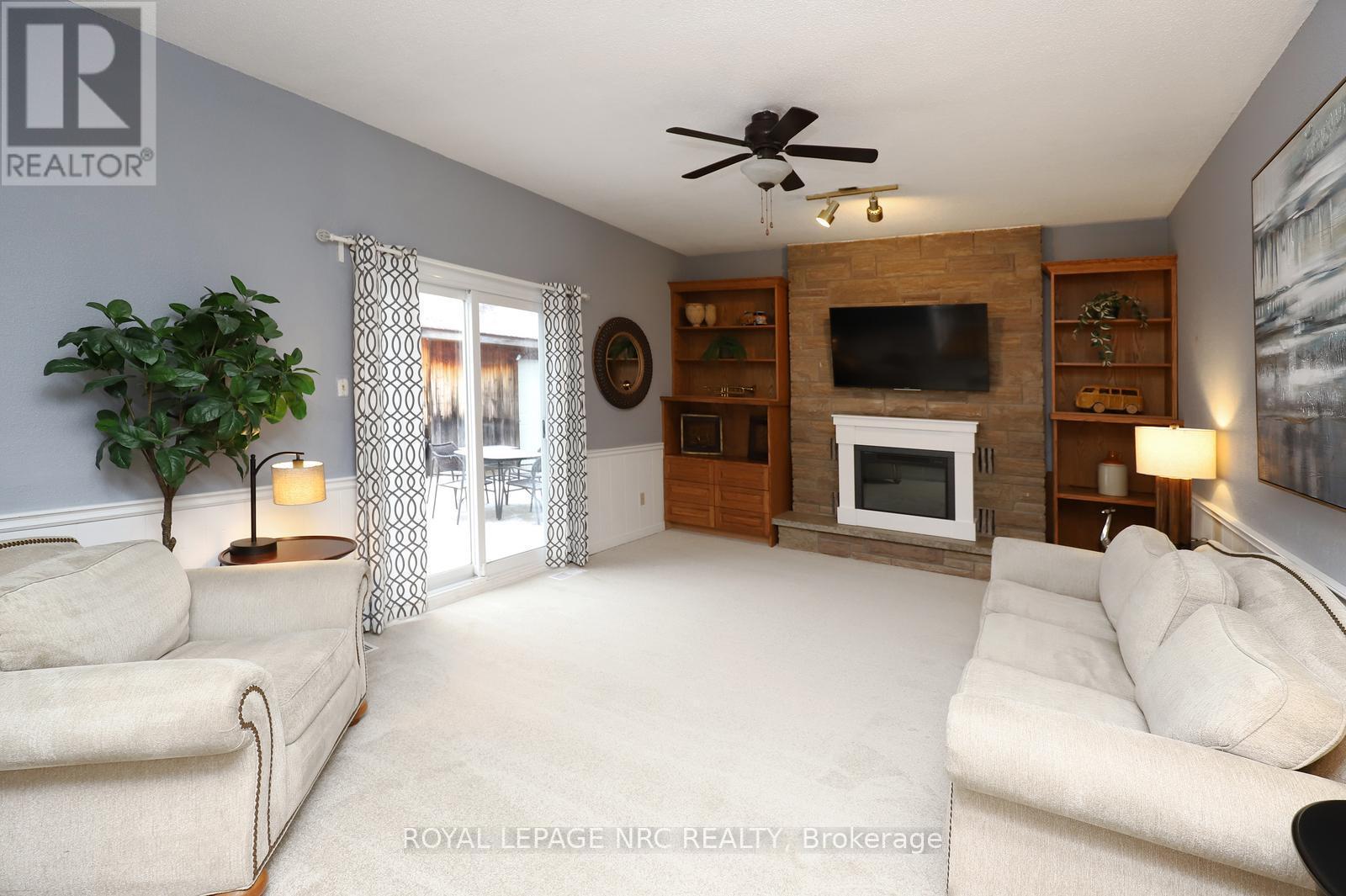 4 Cindy Court, Grimsby, ON - Indoor Photo Showing Living Room With Fireplace
