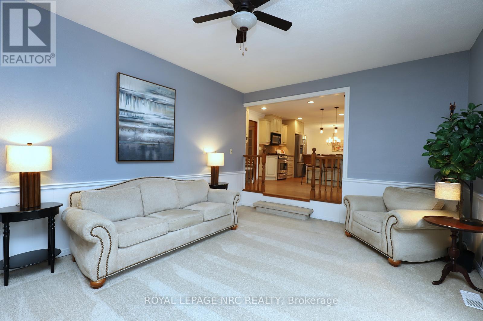 4 Cindy Court, Grimsby, ON - Indoor Photo Showing Living Room