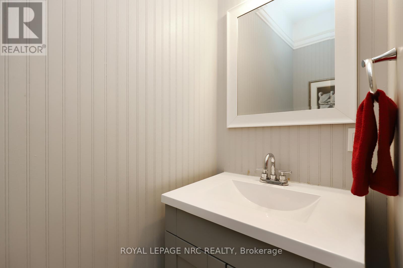 4 Cindy Court, Grimsby, ON - Indoor Photo Showing Bathroom