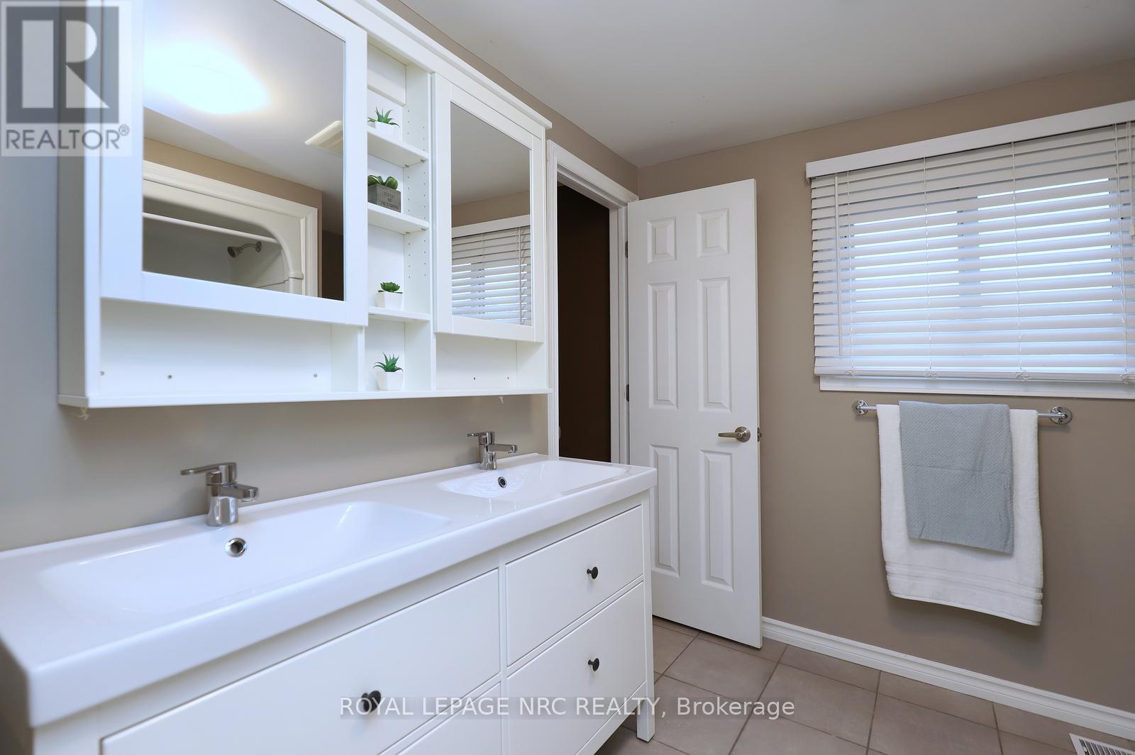 4 Cindy Court, Grimsby, ON - Indoor Photo Showing Bathroom