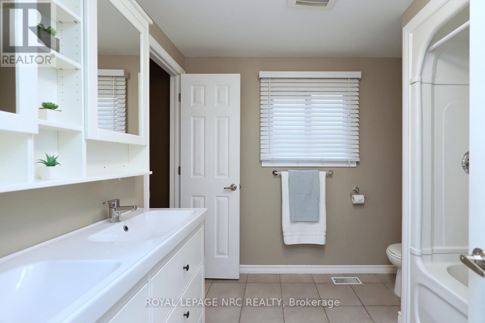 4 Cindy Court, Grimsby, ON - Indoor Photo Showing Bathroom