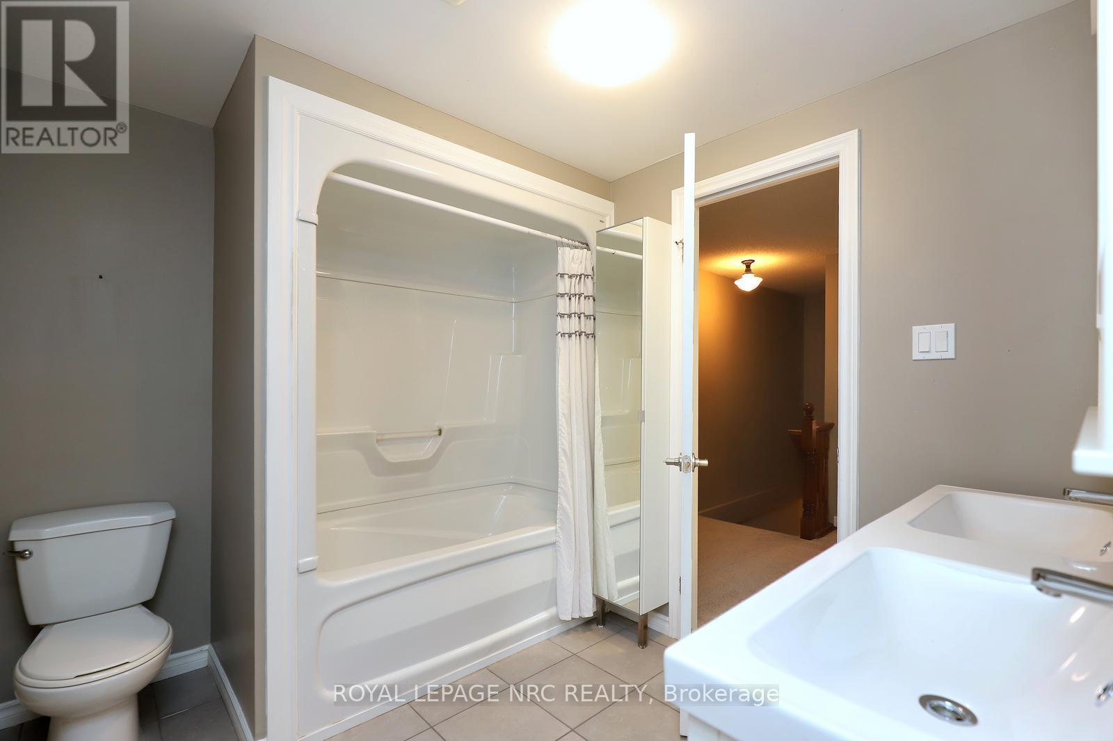 4 Cindy Court, Grimsby, ON - Indoor Photo Showing Bathroom