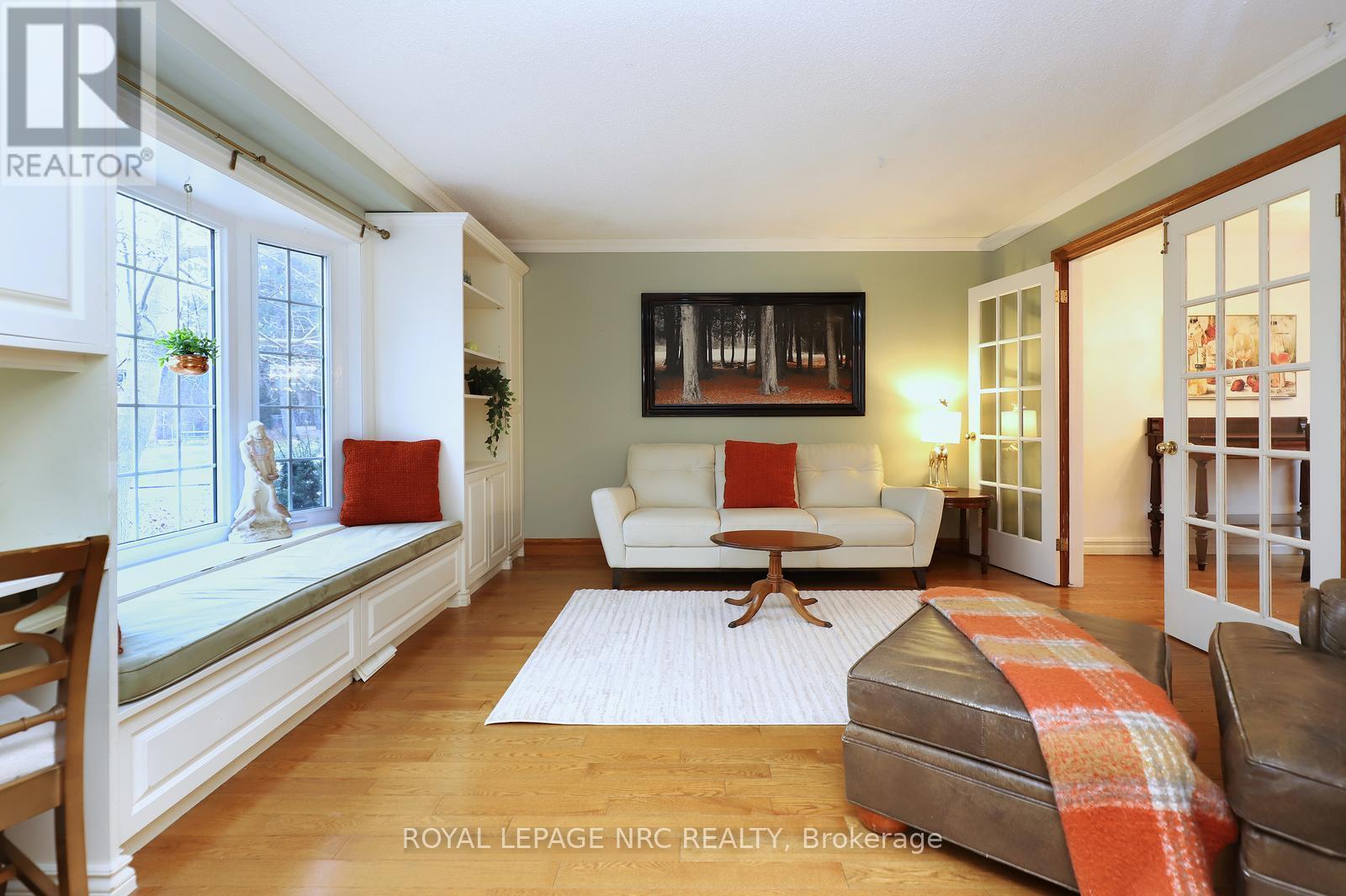4 Cindy Court, Grimsby, ON - Indoor Photo Showing Living Room